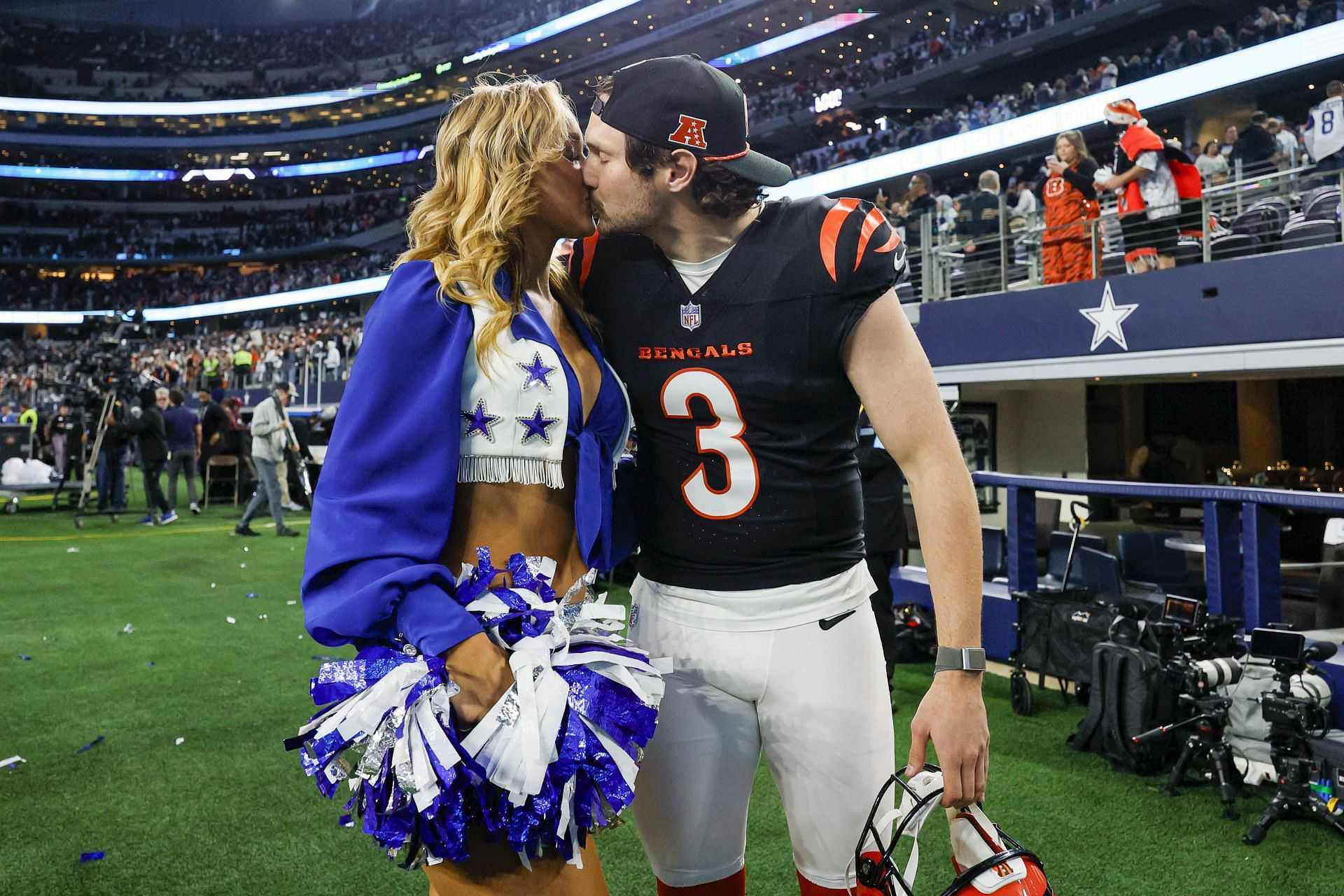 Troy Aikman jokes about Cowboys cheerleader on kicker Cade York’s Bengals debut
