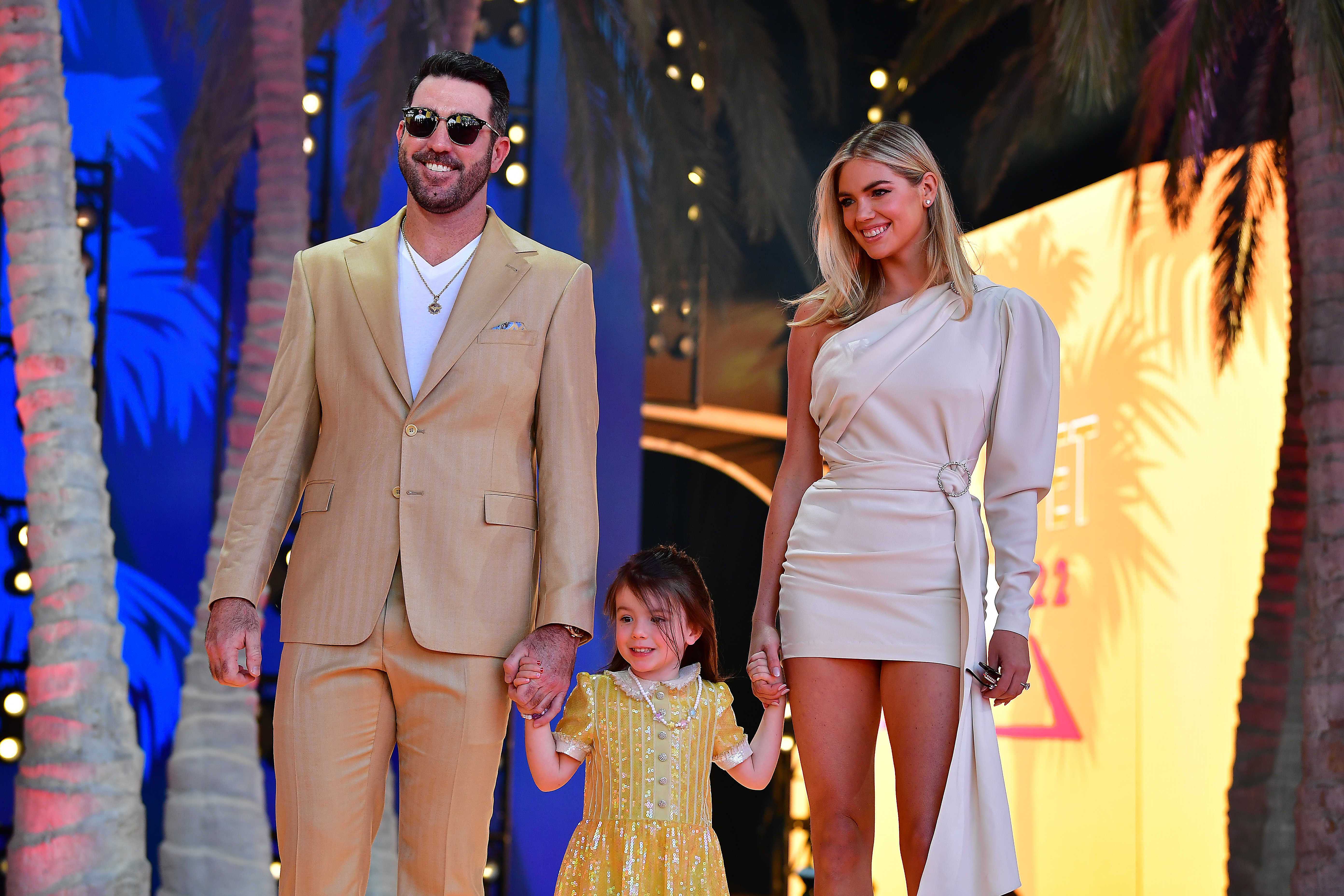 “My favorite addition to my workouts” – When Justin Verlander’s wife Kate Upton traded dumbbells for daughter Genevieve for leg day lunges