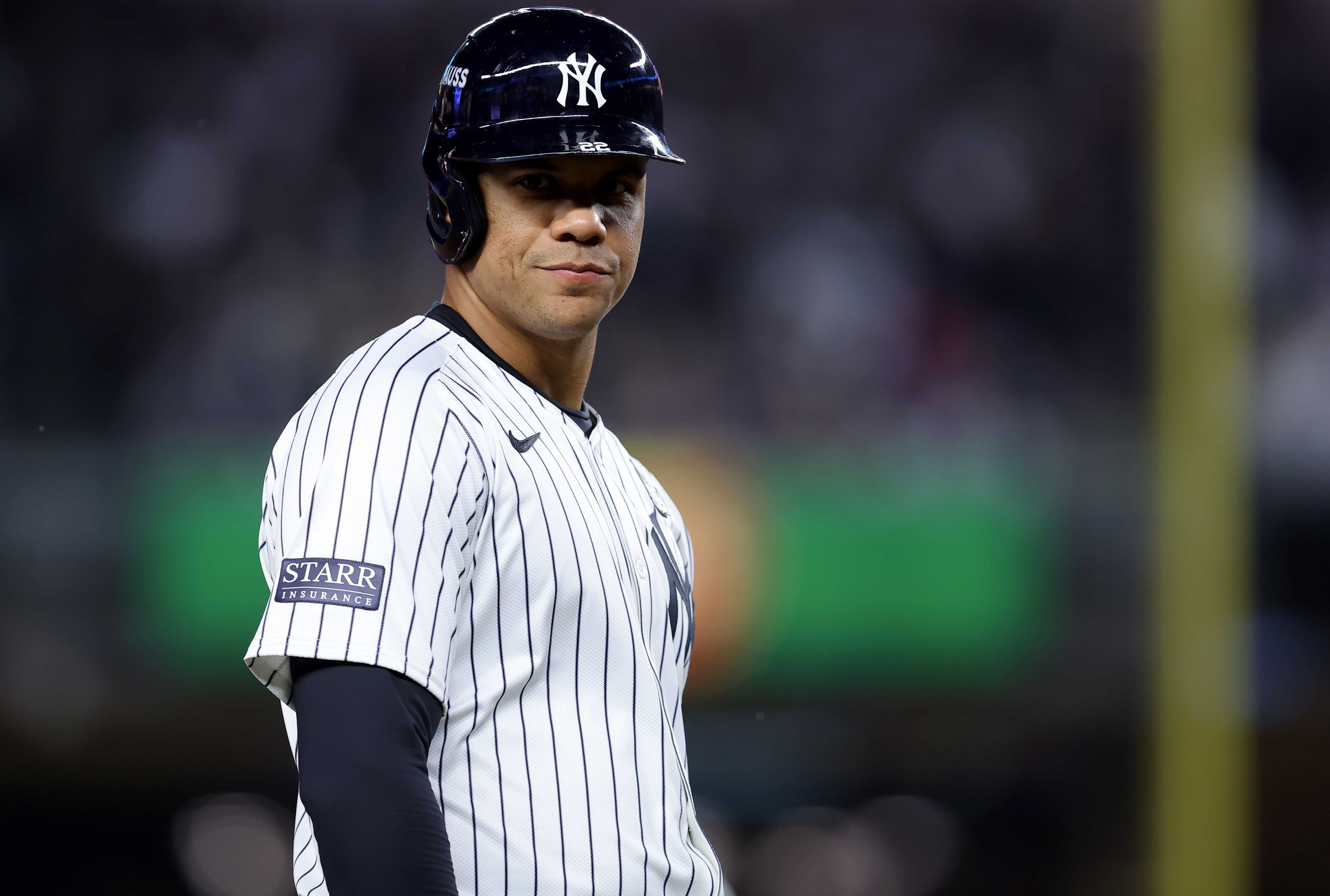 WATCH: Yankees fan burns “SELLOUT” Juan Soto’s No. 22 pinstripes jersey after signing with crosstown rivals Mets for blockbuster $765,000,000 deal