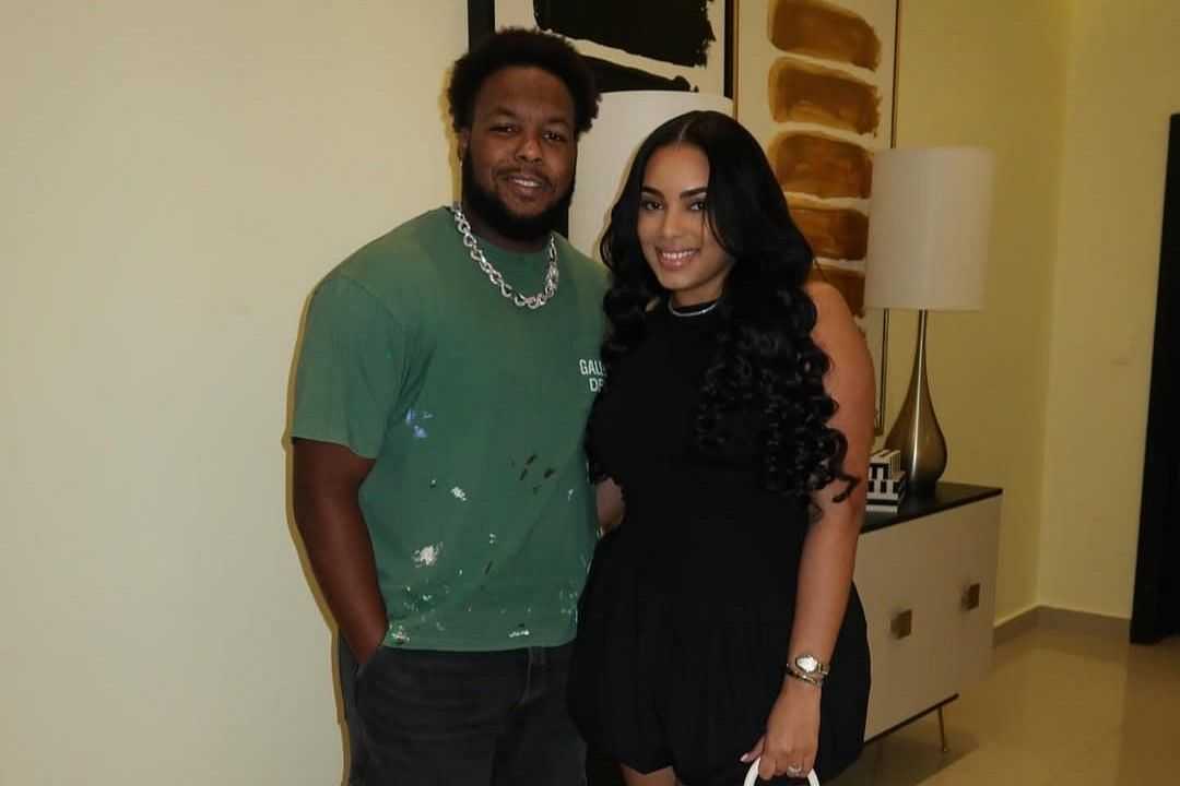 Vladimir Guerrero Jr.’s wife Nathalie drops new mirror selfie in sporty-chic high-waist leggings with zip-through cropped hoodie-Picture1